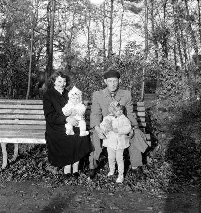 Rodzice z dziećmi na ławce w parku im. Ludwika Waryńskiego przy ul. gen. Jarosława Dąbrowskiego w Rzeszowie