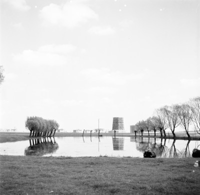 Podtopienia nad Wisłokiem w Rzeszowie. W tle komin i budynki Wytwórni Sprzętu Komunikacyjnego "PZL-Rzeszów"