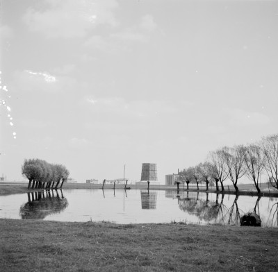 Podtopienia nad Wisłokiem w Rzeszowie. W tle komin i budynki Wytwórni Sprzętu Komunikacyjnego "PZL-Rzeszów"