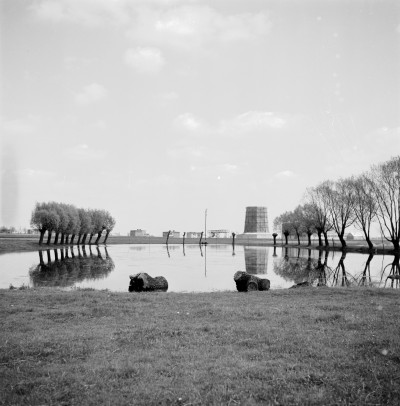 Podtopienia nad Wisłokiem w Rzeszowie. W tle komin i budynki Wytwórni Sprzętu Komunikacyjnego "PZL-Rzeszów"