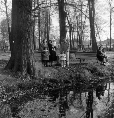 Kobiety z dziećmi i mężczyzna w parku im. Ludwika Waryńskiego przy ul. gen. Jarosława Dąbrowskiego w Rzeszowie