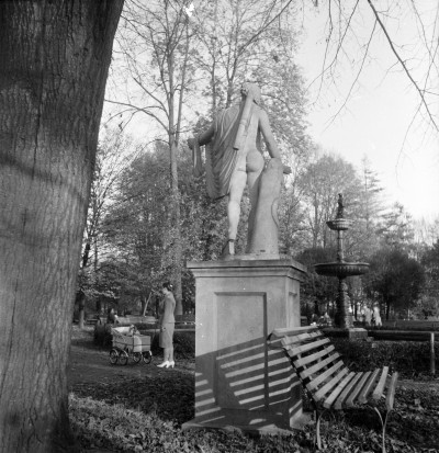 Matka z dzieckiem i rzeźby w parku im. Ludwika Waryńskiego przy ul. gen. Jarosława Dąbrowskiego w Rzeszowie