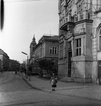 Ulica 3 Maja z PKO BP, Bankiem Austriacko-Węgierskim i kościołem Świętego Krzyża w Rzeszowie