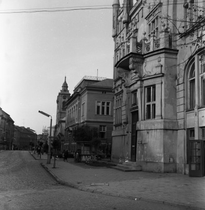 Ulica 3 Maja z PKO BP, Bankiem Austriacko-Węgierskim i kościołem Świętego Krzyża w Rzeszowie