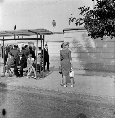 Pasażerowie na przystanku MPK przy stadionie Stali na ul. Obrońców Stalingradu, obecnie ul. Hetmańska