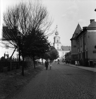 Widok na Zamek Lubomirskich w Rzeszowie od ul. Józefa Ignacego Kraszewskiego. Po prawej kamienica Dzierżyńskich