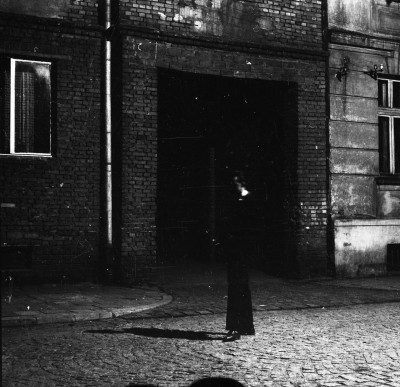 Karol Niezgoda przed kamienicami przy ul. Józefa Ignacego Kraszewskiego w Rzeszowie