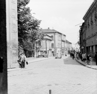 Ulica Tadeusza Kościuszki w Rzeszowie. Widok od placu Farnego. Z lewej fragment wieży Farnej