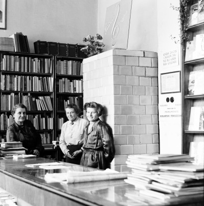 Bibliotekarki w Wojewódzkiej i Miejskiej Biblioteki Publicznej, wypożyczalni głównej przy ul. gen. Jarosława Dąbrowskiego w Rzeszowie