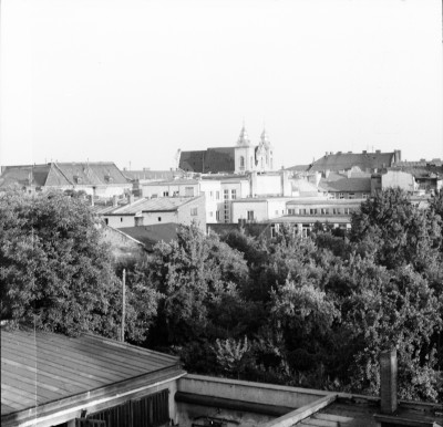 Widok z budynku poczty przy ul. Stanisława Moniuszki na kościół pw. Świętego Krzyża w Rzeszowie