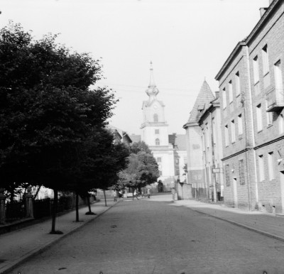 Widok na Zamek Lubomirskich od ul. Józefa Ignacego Kraszewskiego w Rzeszowie. Po prawej kamienica Dzierżyńskich