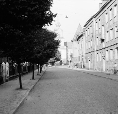 Widok na Zamek Lubomirskich od ul. Józefa Ignacego Kraszewskiego w Rzeszowie. Po prawej kamienica Dzierżyńskich