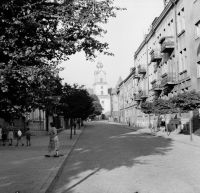 Widok na Zamek Lubomirskich od ul. Józefa Ignacego Kraszewskiego w Rzeszowie. Po prawej kamienica Dzierżyńskich