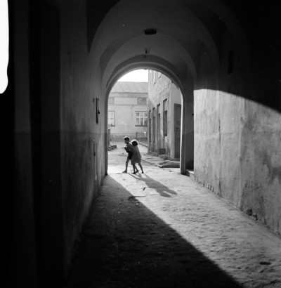 Dzieci na podwórku przy ul. 3 Maja 8 w Rzeszowie. Przejście do Klubu Dziennikarza