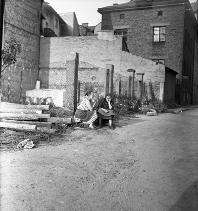 Kobiety przy ul. Fircowskiego w Rzeszowie. Widok od ul. 3 Maja