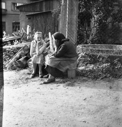 Kobiety przy ul. Fircowskiego w Rzeszowie. Widok od ul. 3 Maja