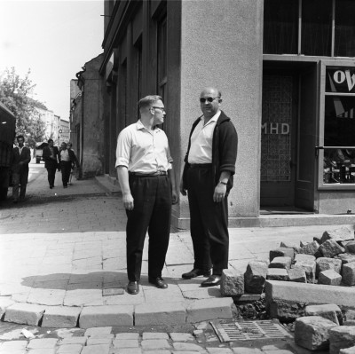 Mężczyźni przy sklepie MHD (Miejski Handel Detaliczny) na rogu ul. Grunwaldzkiej i Mikołaja Kopernika w Rzeszowie