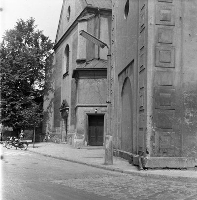 Fragment wieży Farnej i wejście do kościoła pw. Św. Wojciecha i Św. Stanisława na placu Farnym w Rzeszowie