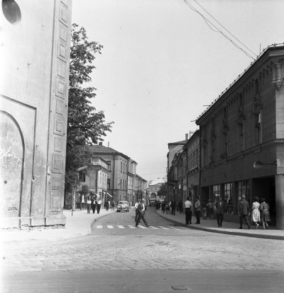 Ulica Tadeusza Kościuszki w Rzeszowie. Widok od placu Farnego. Z lewej fragment wieży Farnej