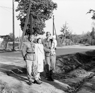 GFK-3-534 Żołnierze z rodzinami na ulicy Wincentego Pola (?) GFK-3-534.jpg