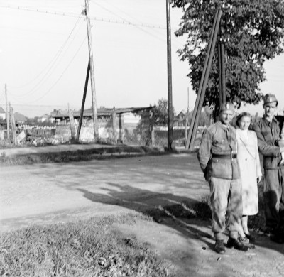 GFK-3-535 Żołnierze z rodzinami na ulicy Wincentego Pola (?) GFK-3-535.jpg
