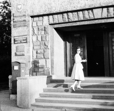 Kobieta na schodach przy wejściu do budynku Poczty Polskiej przy ul. Stanisława Moniuszki w Rzeszowie