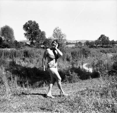 GFK-3-541 Kobieta nad rzeką Wisłok w Rzeszowie, okolice Lisi GFK-3-541.jpg