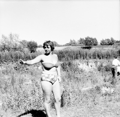 GFK-3-542 Kobieta nad rzeką Wisłok w Rzeszowie, okolice Lisi GFK-3-542.jpg