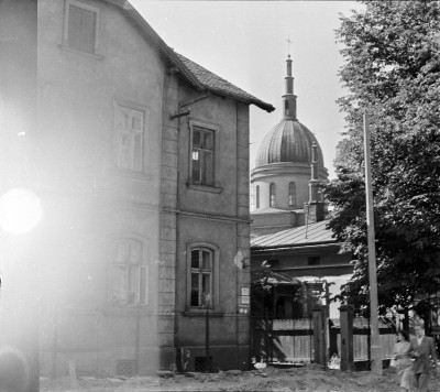 Kamienice przy ul. Iwana Turkiencza w Rzeszowie, obecnie ks. Józefa Jałowego. W tle wieża kościoła pw. Chrystusa Króla 