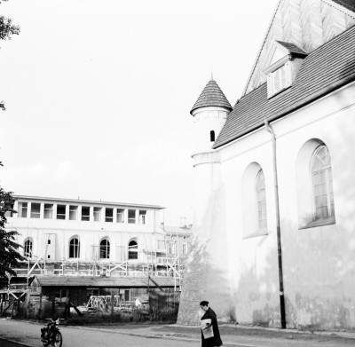 Odbudowa Synagogi Nowomiejskiej przy ul. 1 Maja w Rzeszowie, obecnie ul. Jana III Sobieskiego. Po prawej Synagoga Staromiejska