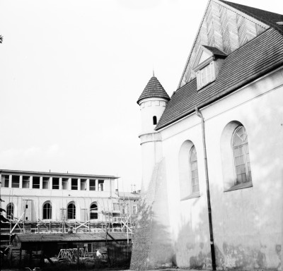 Odbudowa Synagogi Nowomiejskiej przy ul. 1 Maja w Rzeszowie, obecnie ul. Jana III Sobieskiego. Po prawej Synagoga Staromiejska