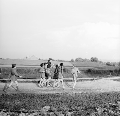 GFK-3-563 Dzieci /uczennice z nauczycielką na polnej drodze GFK-3-563.jpg