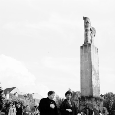 Uroczystości patriotyczne pod pomnikiem Wdzięczności Armii Czerwonej na pl. Zwycięstwa w Rzeszowie, obecnie pl. Ofiar Getta. W tle Synagoga Staromiejska