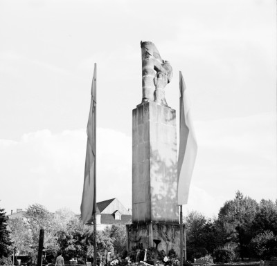 Pomnik Wdzięczności Armii Czerwonej na pl. Zwycięstwa w Rzeszowie, obecnie pl. Ofiar Getta. W tle Synagoga Staromiejska