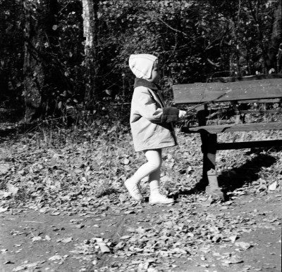 Dziecko w parku im. Ludwika Waryńskiego przy ul. gen. Jarosława Dąbrowskiego w Rzeszowie