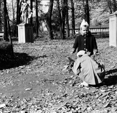 Dzieci w parku im. Ludwika Waryńskiego przy ul. gen. Jarosława Dąbrowskiego w Rzeszowie