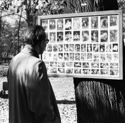 Mężczyzna przed tablicą ze zdjęciami w parku im. Ludwika Waryńskiego przy ul. gen. Jarosława Dąbrowskiego w Rzeszowie