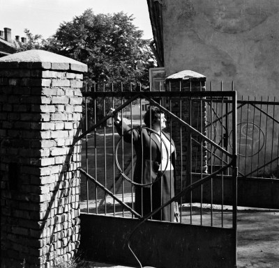 Maria Konieczkowska z domu Listwan w bocznej bramie wejściowej do parku Ludwika Waryńskiego od ul. Browarnej  w Rzeszowie. Obecnie Ogród Miejski im. Solidarności od ul. 17 Pułku Piechoty