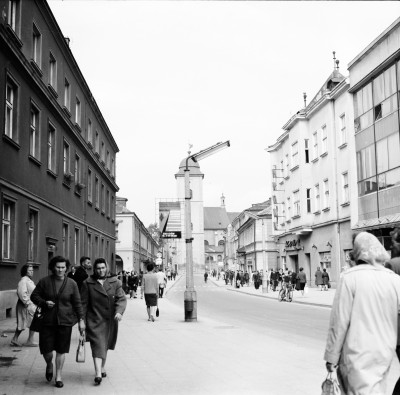 Ulica 3 Maja w Rzeszowie. W tle wieża Farna i kościół pw. Św. Wojciecha i Św. Stanisława