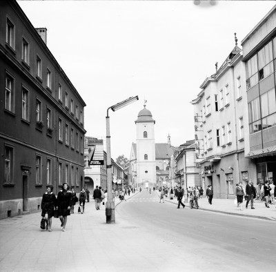 Ulica 3 Maja w Rzeszowie. W tle wieża Farna i kościół pw. Św. Wojciecha i Św. Stanisława