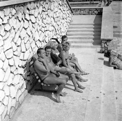 Kobiety i mężczyźni na basenie Wojewódzkiego Ośrodka Sportu i Rekreacji przy ul. Iwana Turkienicza, obecnie Rzeszowski Ośrodek Sportu i Rekreacji przy ul. ks. Józefa Jałowgo w Rzeszowie