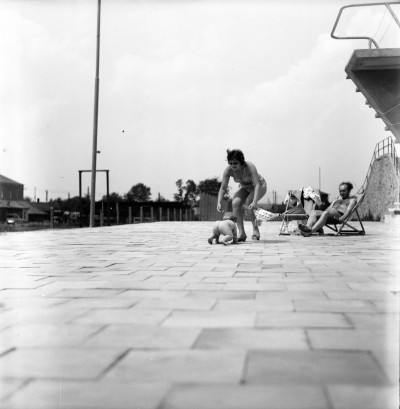 Rodzice z dzieckiem na basenie Wojewódzkiego Ośrodka Sportu i Rekreacji przy ul. Iwana Turkienicza, obecnie Rzeszowski Ośrodek Sportu i Rekreacji przy ul. ks. Józefa Jałowgo w Rzeszowie