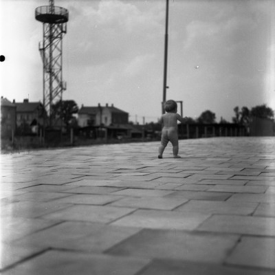 Dziecko na basenie Wojewódzkiego Ośrodka Sportu i Rekreacji przy ul. Iwana Turkienicza, obecnie Rzeszowski Ośrodek Sportu i Rekreacji przy ul. ks. Józefa Jałowgo w Rzeszowie