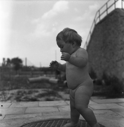 Dziecko na basenie Wojewódzkiego Ośrodka Sportu i Rekreacji przy ul. Iwana Turkienicza, obecnie Rzeszowski Ośrodek Sportu i Rekreacji przy ul. ks. Józefa Jałowgo w Rzeszowie