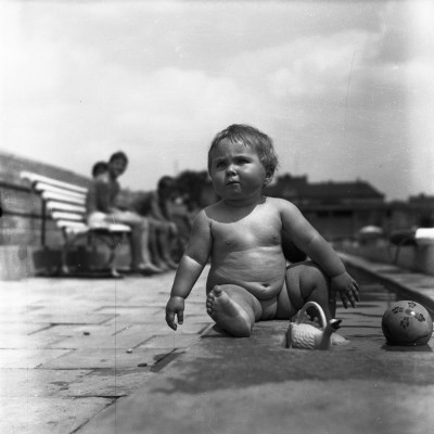 Dziecko na basenie Wojewódzkiego Ośrodka Sportu i Rekreacji przy ul. Iwana Turkienicza, obecnie Rzeszowski Ośrodek Sportu i Rekreacji przy ul. ks. Józefa Jałowgo w Rzeszowie
