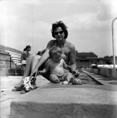 Matka z dzieckiem na basenie Wojewódzkiego Ośrodka Sportu i Rekreacji przy ul. Iwana Turkienicza, obecnie Rzeszowski Ośrodek Sportu i Rekreacji przy ul. ks. Józefa Jałowgo w Rzeszowie