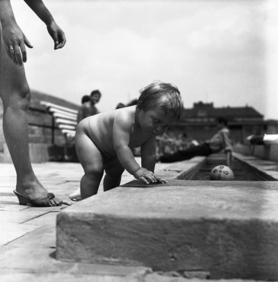 Matka z dzieckiem na basenie Wojewódzkiego Ośrodka Sportu i Rekreacji przy ul. Iwana Turkienicza, obecnie Rzeszowski Ośrodek Sportu i Rekreacji przy ul. ks. Józefa Jałowgo w Rzeszowie