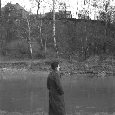 Andrzej Listwan nad Wisłokiem w Rzeszowie. W tle budynki koło mostu kolejowego