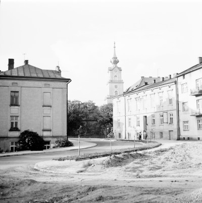 Ulica Teofila Lenartowicza w Rzeszowie, wylot od ul. Fryderyka Szopena. W tle wieża Zamku Lubomirskich