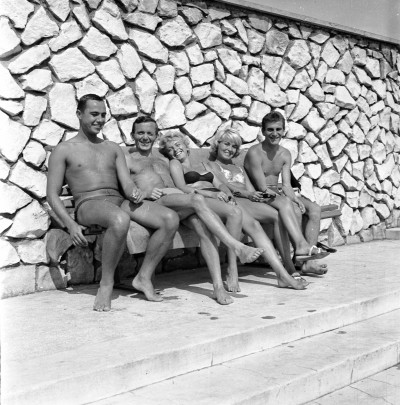 Ludzie na basenie Wojewódzkiego Ośrodka Sportu i Rekreacji przy ul. Iwana Turkienicza, obecnie Rzeszowski Ośrodek Sportu i Rekreacji przy ul. ks. Józefa Jałowgo w Rzeszowie